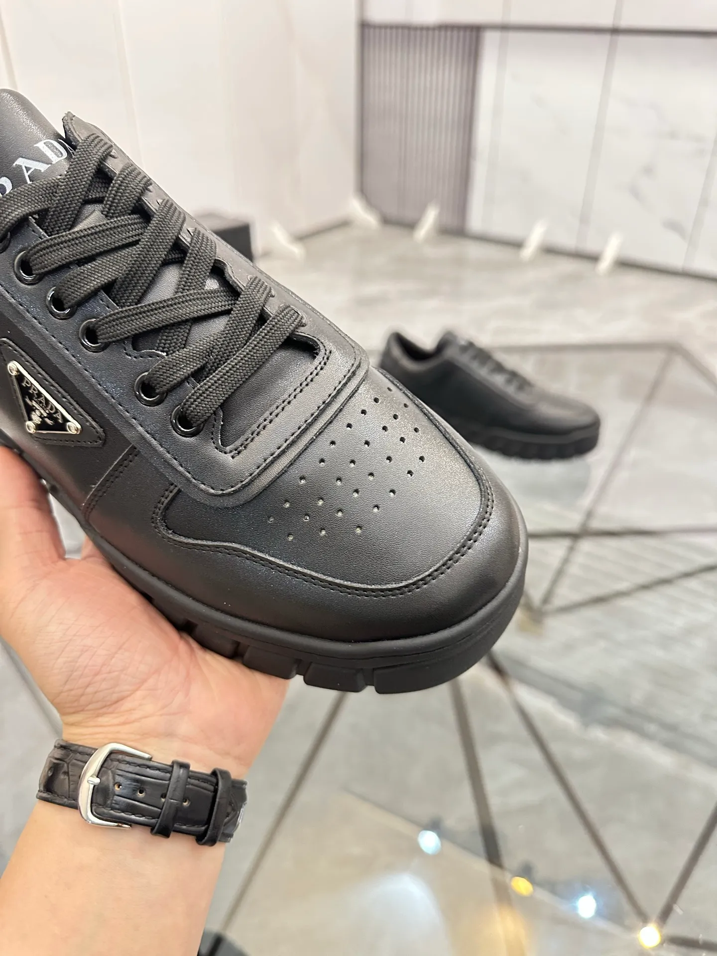 Men's shoes: 💰P420¥ Product trademark: Prada *"Prada*" low-top casual shoes Regular size: 38-44 (can be customized to 45) Product materials: imported cowhide upper, sheepskin lining, original outsole. Number: 020